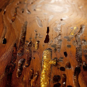 Finitura di superficie a resina trasparente con decorazione in foglia d’oro